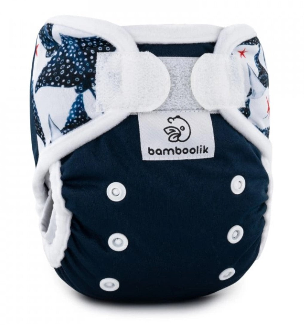 Bamboolik tépőzáras egyméretes (OS=OneSize) dupla combgumis pelenkakülső - több színben és mintával