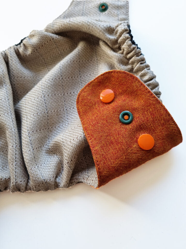 Doodush Mini One Size (Mini OS) Wollüberhose mit rostfarbenen Laschen